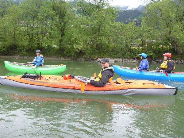 unterschiedliche Boote paddeln am Ziller - Anpaddeln des TWV Kanusport Innsbruck am Ziller 2020